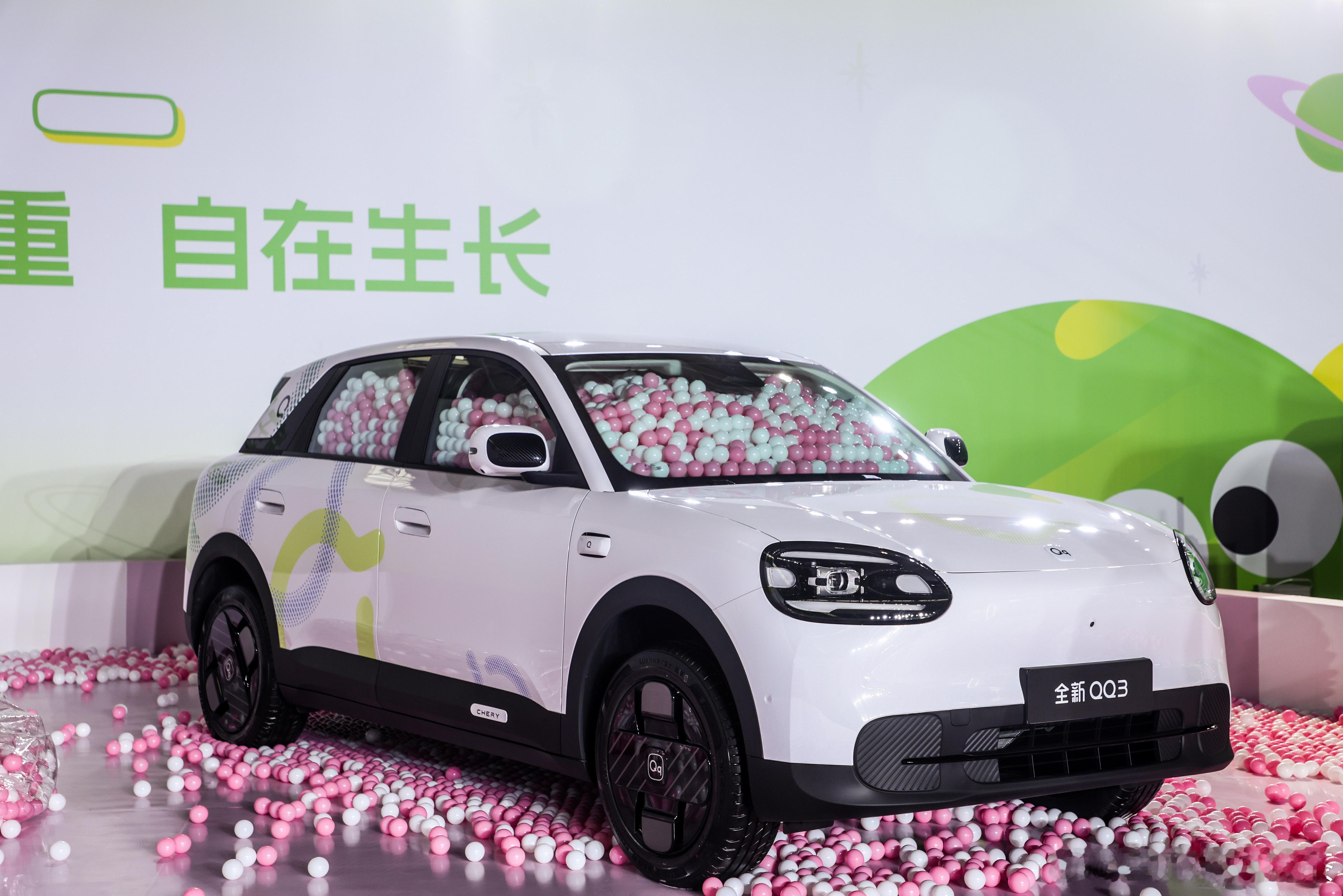 奇瑞QQ曾以缤纷色彩点亮汽车市场，如今全新QQ3以AI技术赋予小车新内涵。灵犀智