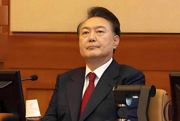 韩国前总统尹锡悦，一审被判了30年监禁。韩国政坛近期上演了一出前所未有的荒唐大戏