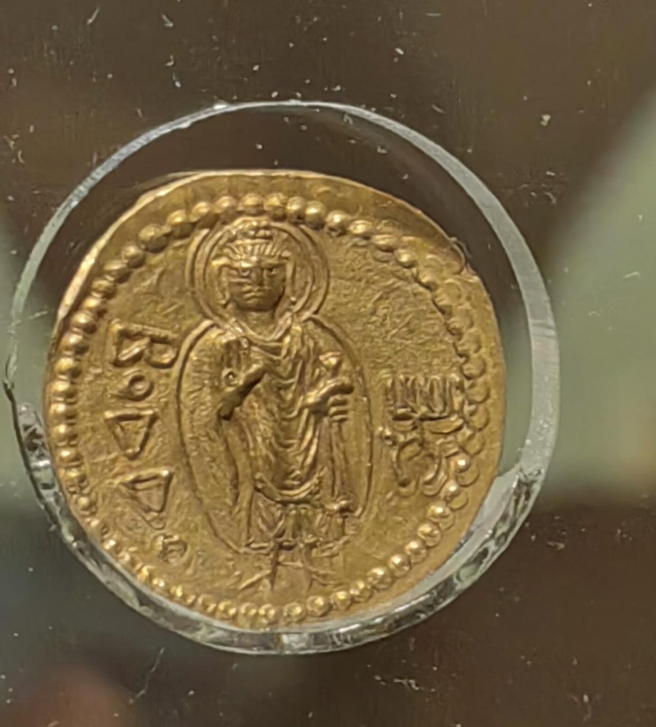 这枚贵霜金币可能是清华“攻金之工”特展里最价值连城的展品。佛教早期没有具象化的佛