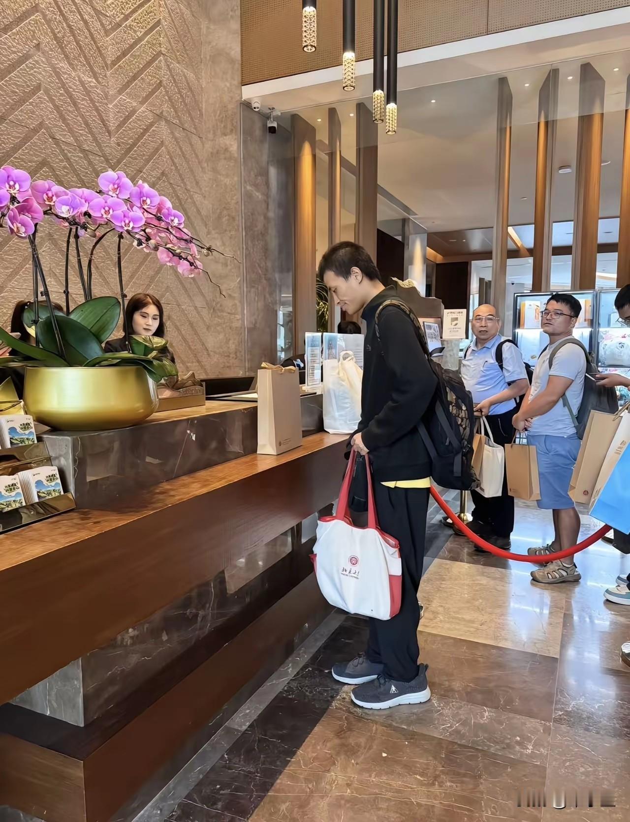 最近，韦神独自一人参加北大学术会议，随行简单，拎了2个包，办理入住，网友说：一个