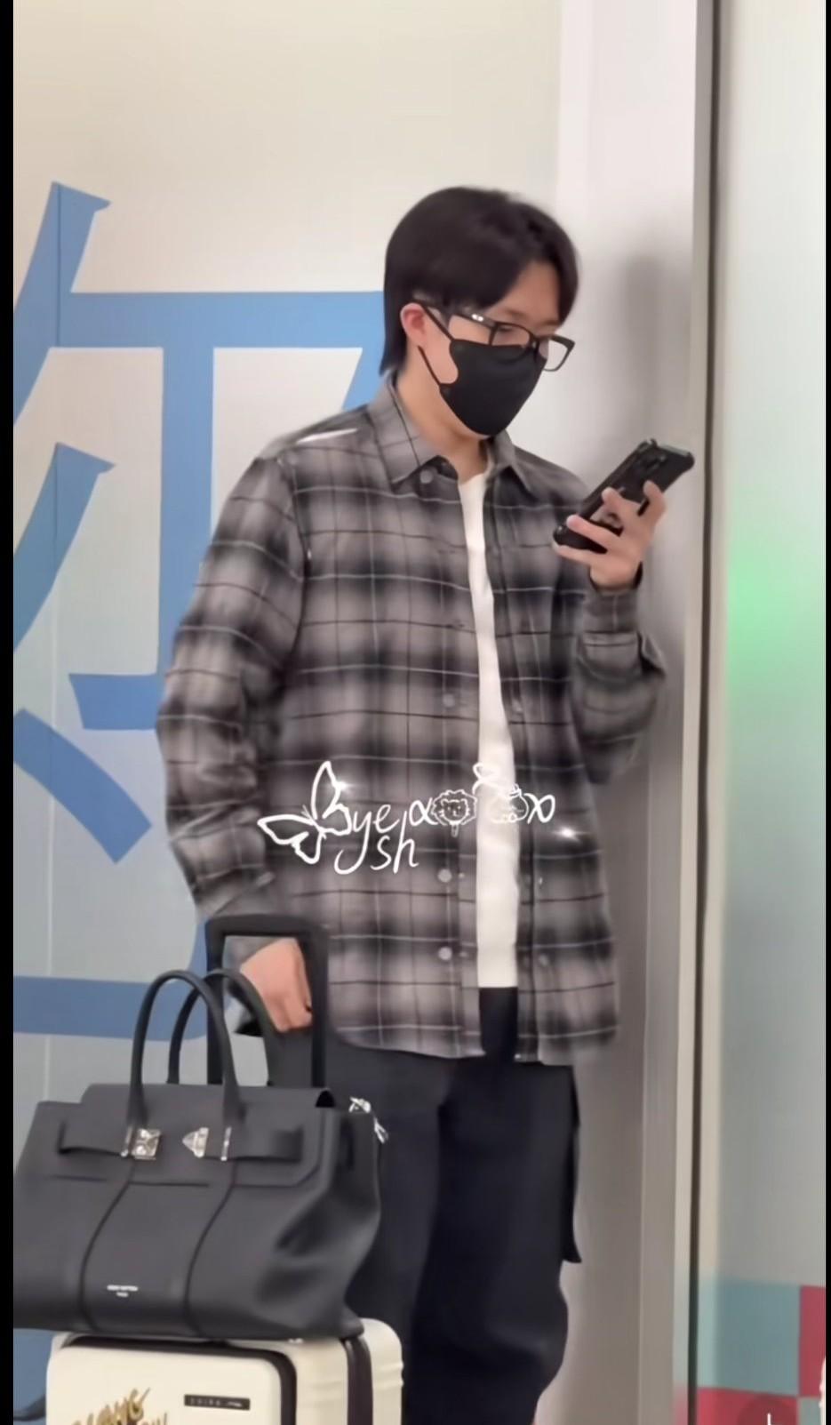 时尚穿搭，格子衬衫搭配黑口罩，低调又帅气！
是不是只有我觉得王楚钦这个造型戴眼镜