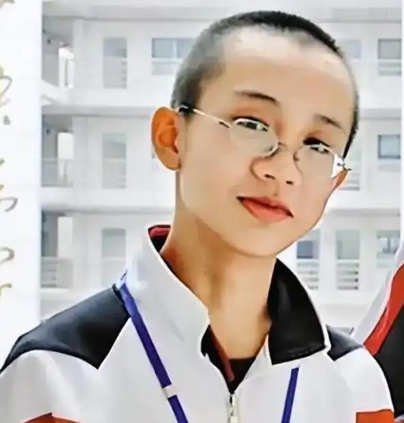 这次轮到美国人着急了。

曹原的名字，很多人还记得。那位破解了石墨烯超导难题的中
