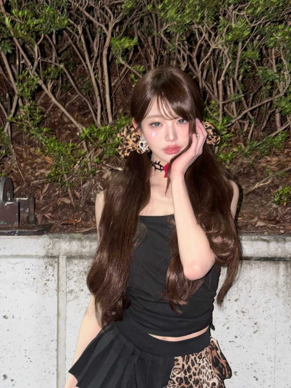 路边一只叛逆小猫路过可以试试摸一下..小心她噘嘴咬你一口🥺 