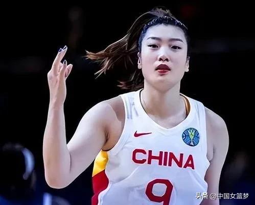 🏀 李梦：中国女篮定海神针！技术全面征服世界 🌟  

外线核武“勒布朗-梦