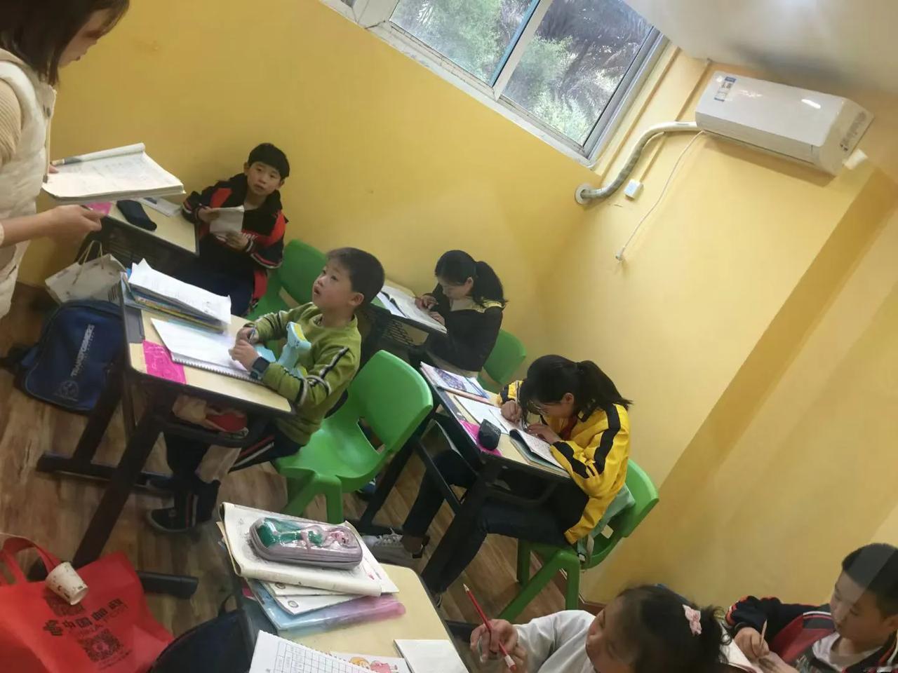 ◆补习班

作者: 黄永强

八岁的孩子背着十斤重的书包
像蜗牛背着一座房子
钢