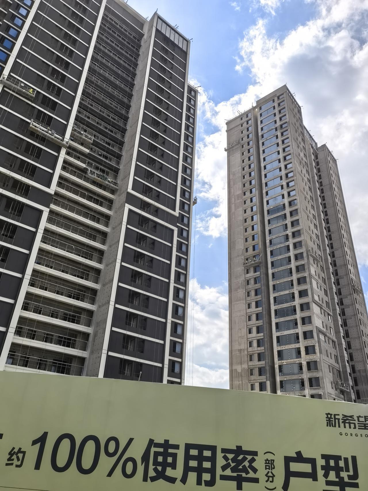 经开区贵昆路上，阿拉街道办事处边上这个锦官府。是新希望地产开发的，速度挺快的，现