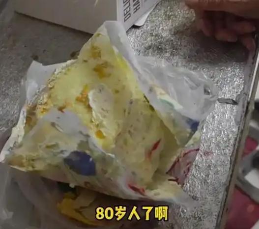 天津，一女子过生日，花153元买个蛋糕，外卖员送来时，女子让其放在家门口。哪知道