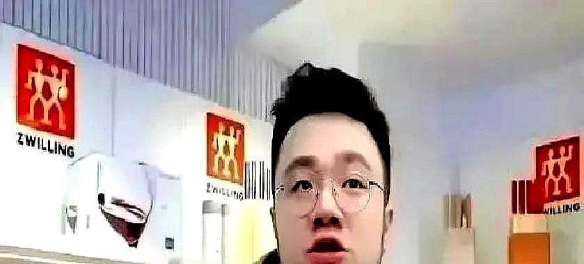 英达连麦喊儿子，巴图卖货头不抬。
这哪是亲情，分明是迟来的账单想变现！
巴图7岁