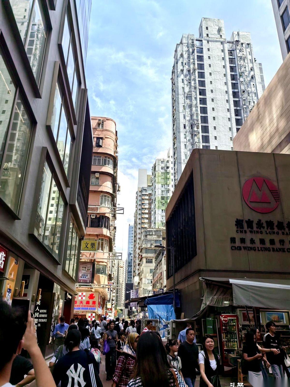 香港大火的新闻刷屏，我一点都不奇怪。
真的，上个月儿子刚带我去了一趟，我亲眼看过