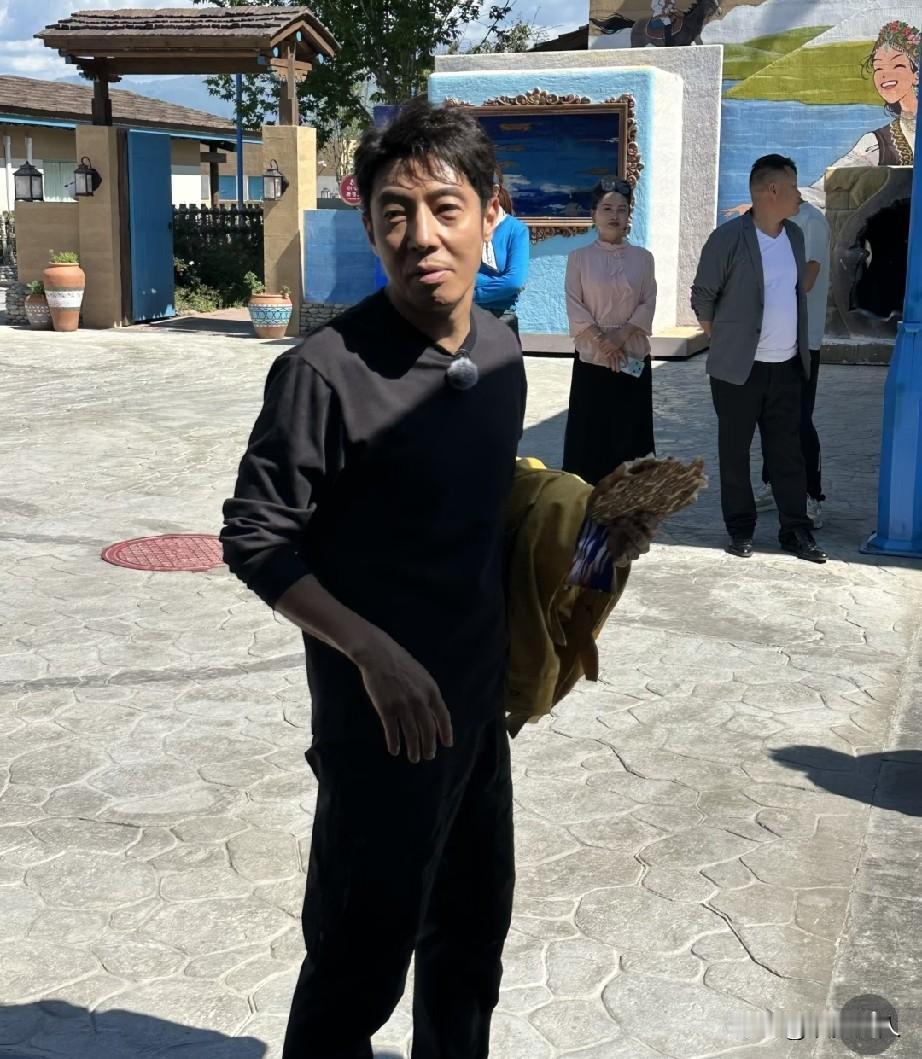撒贝宁的身高这次实锤了！

最近央视节目《三餐四季》在哈茵赛度假村录制，撒贝宁又