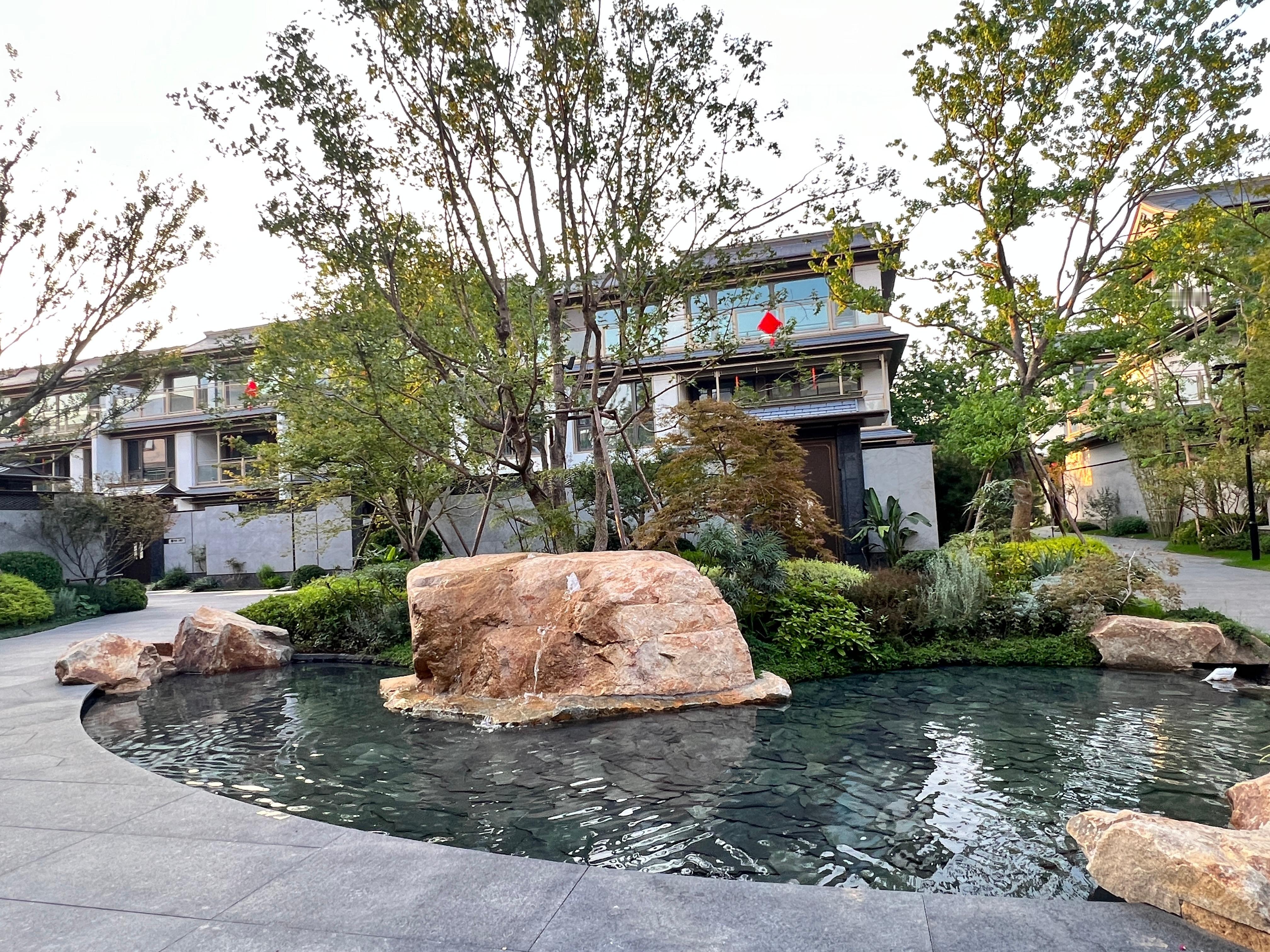 住房的选址，首先看大环境，户型再给合入住人的生肖年命，八字用神去做，就会更精准。