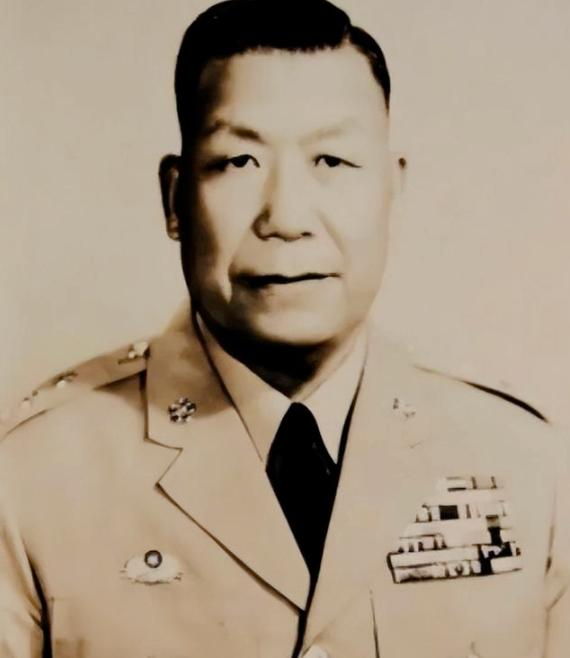 1949 年，蒋介石密令驻青岛守军撤退前炸毁全城关键设施。第十一绥靖区司令刘安祺