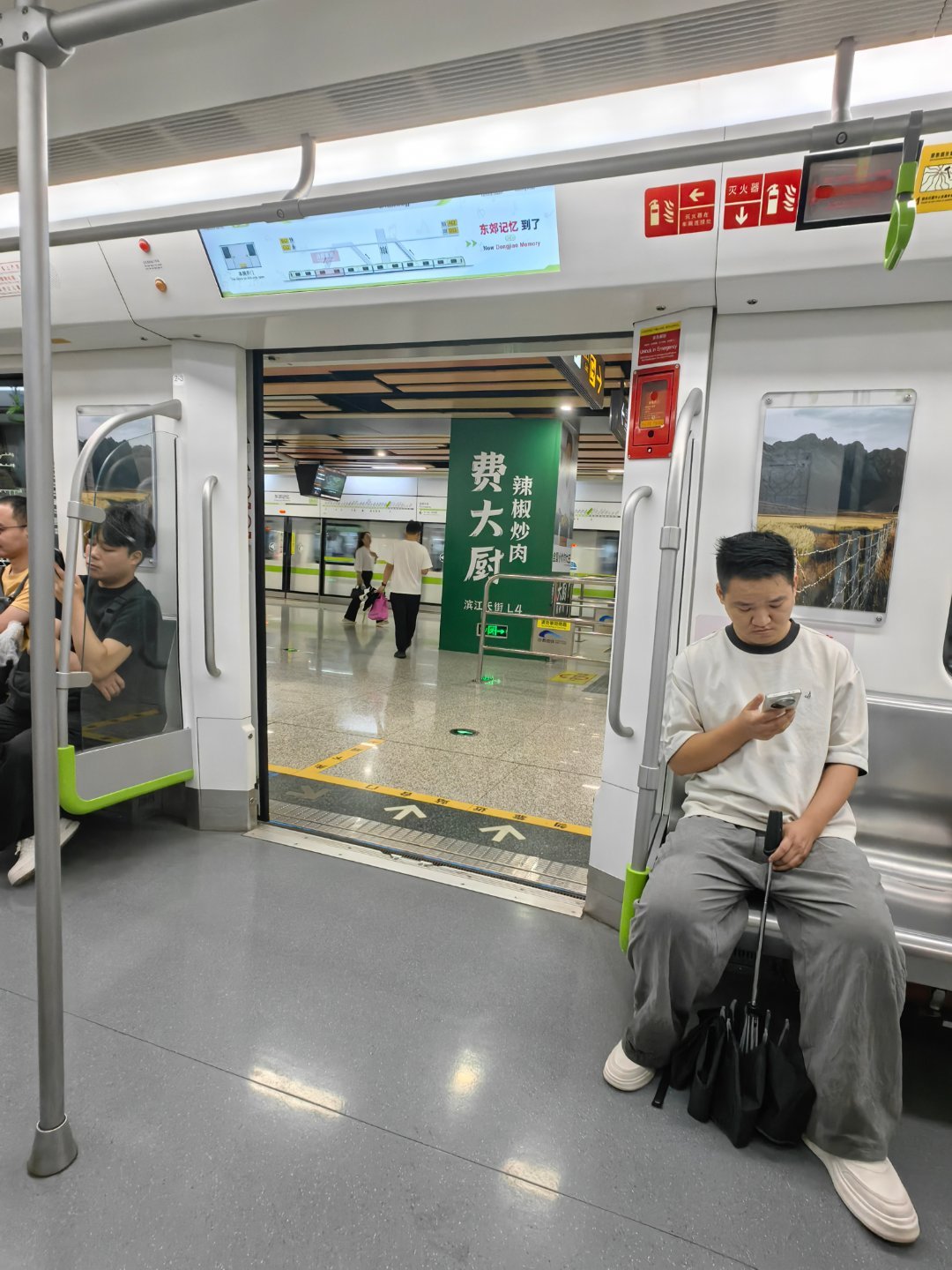 早起大雨，找不到雨鞋，又不好去叫醒喵奶奶——她常说早上七八点是她睡得最香的时候，