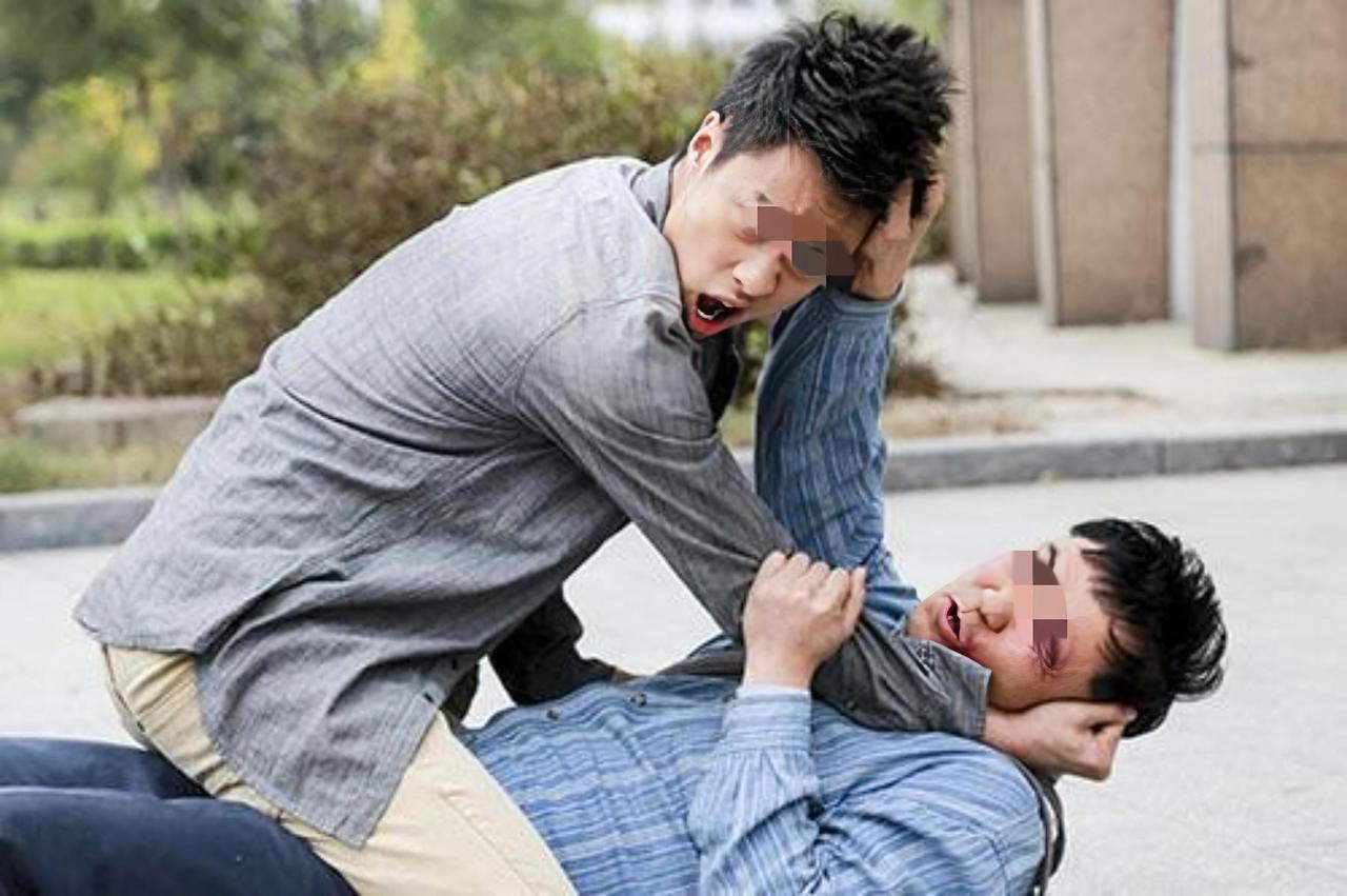 啥世道？广西柳州，俩男子在一个市场做生意，这天，俩人因琐事吵了起来，其中一人先出