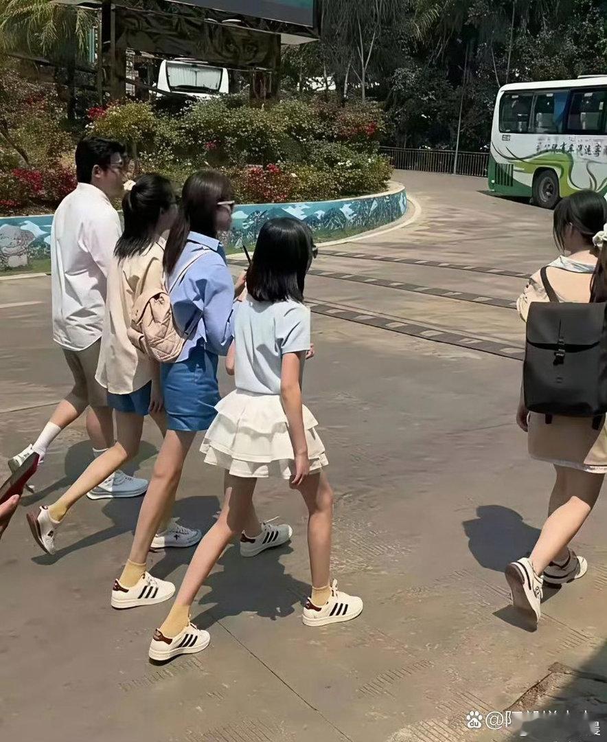 当年陆毅一眼就被鲍蕾的长腿吸引，如今一家四口全员大长腿，满屏优越身材简直目不暇接