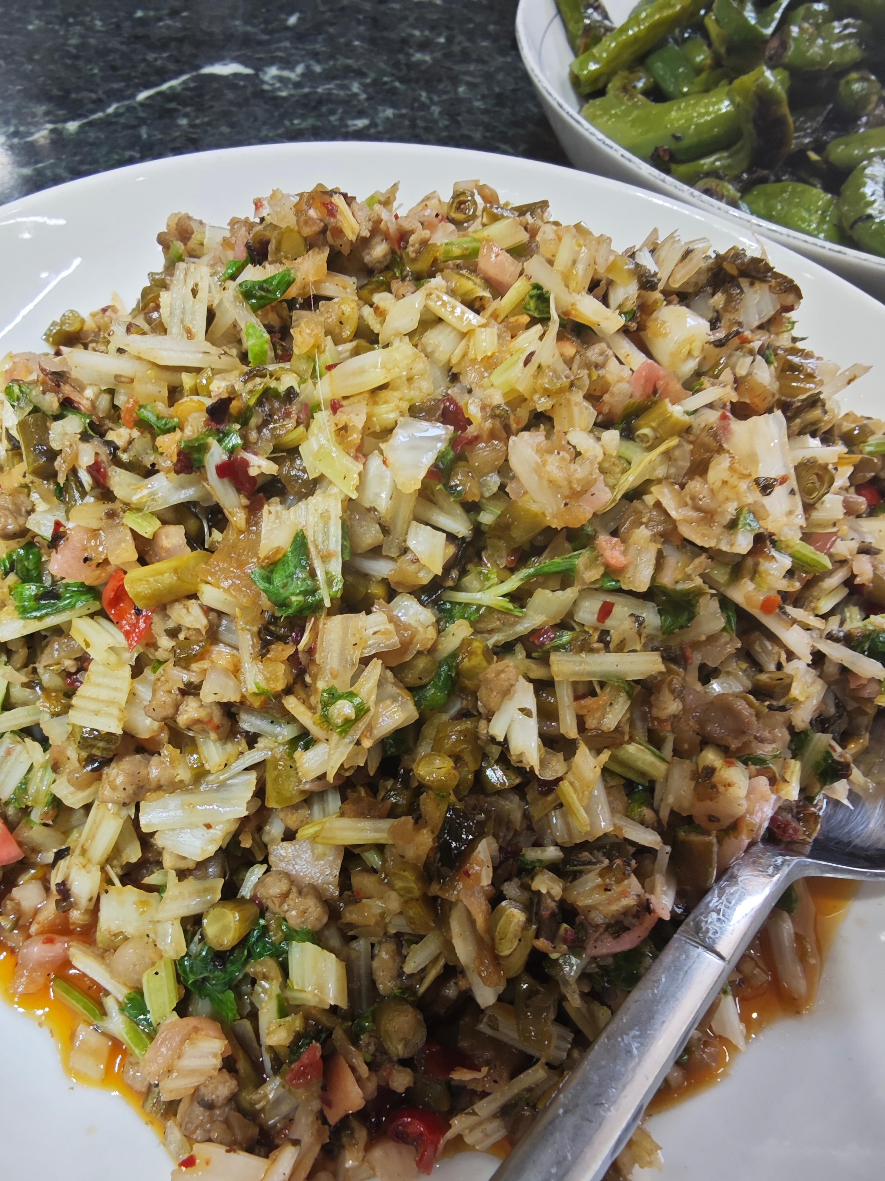 四川正宗土猪肉腊肉，肥瘦相间，晶莹透亮，肥而不腻，加虎皮青椒，肉沫炒泡豇豆，完美