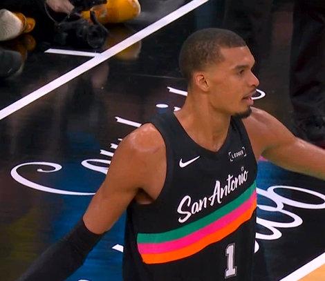 马刺超新星文班亚马的出手次数太少了！在今天马刺主场对阵开拓者的比赛第一节中，文班