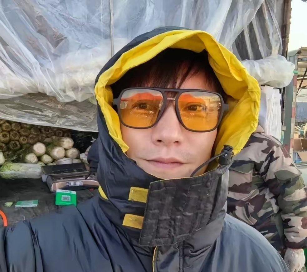 严屹宽跟着妻子杜若溪回辽宁过年，杜若溪还陪着婆婆一起去东北大集置办年货，一家人看