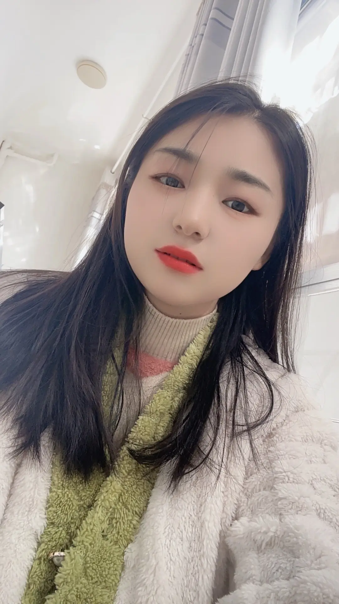 我也不抹粉呀，我也不化妆，就那么回眸一,笑 男人都跑光光