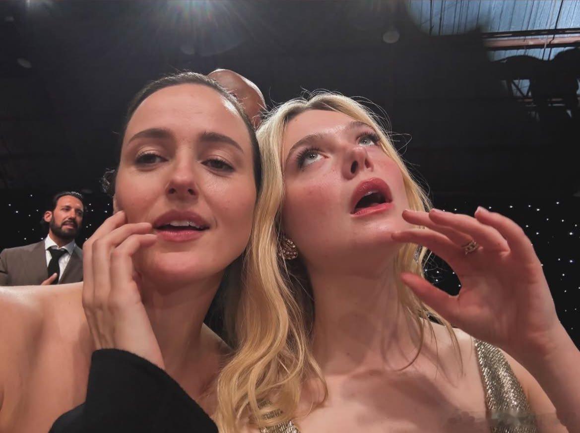 一组《情感价值》剧组在评论家选择奖上的自拍 