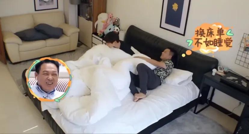 好奇明星咋都用这种白色床单被套呢看见好几个都是这样白色感觉很容易脏哇
明星 白色