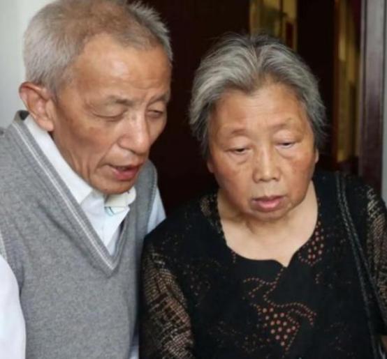 2013年，61岁知青刘宝华重返米脂县，看望他的初恋马凤兰。谁知，她竟给自己生了