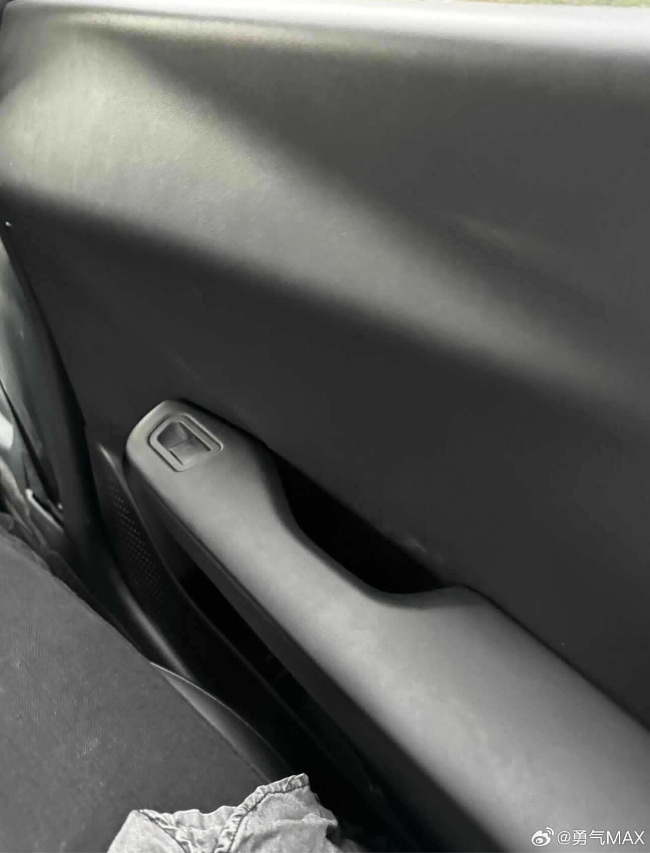 打网约车经常会遇到奇奇怪怪门把手司机师傅还会好心的贴个开门指南如果你不知道怎么开