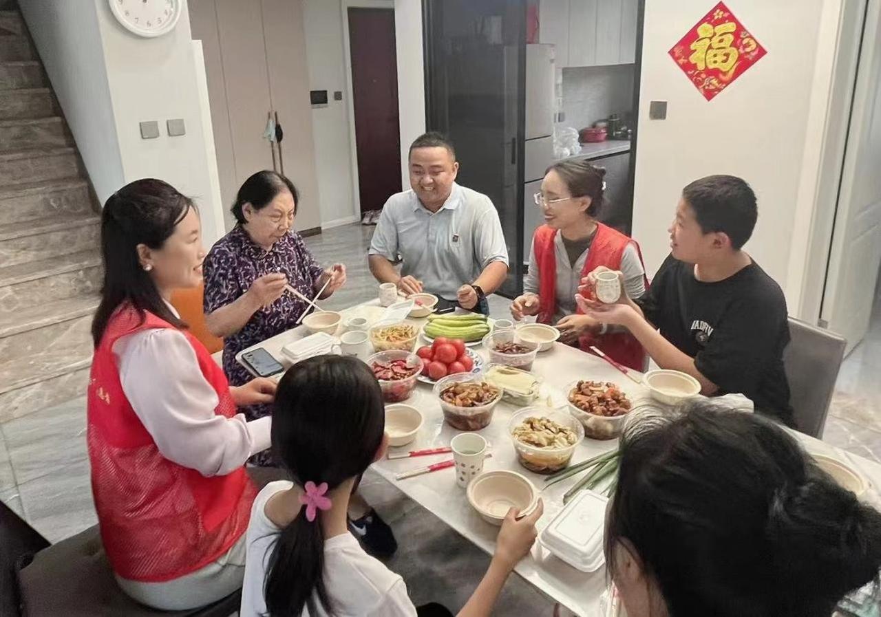 “共享儿女”“外包儿女”服务兴起，中国又开创了一种银发经济。

其实，这事不新鲜