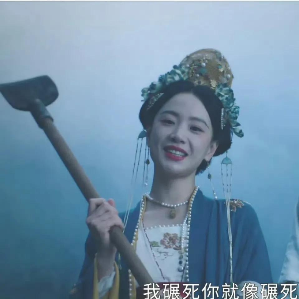 《墨雨云间》
女的疯癫霸道无法无天，动不动原地转圈。
男的无奈隐忍捏紧拳头双目赤