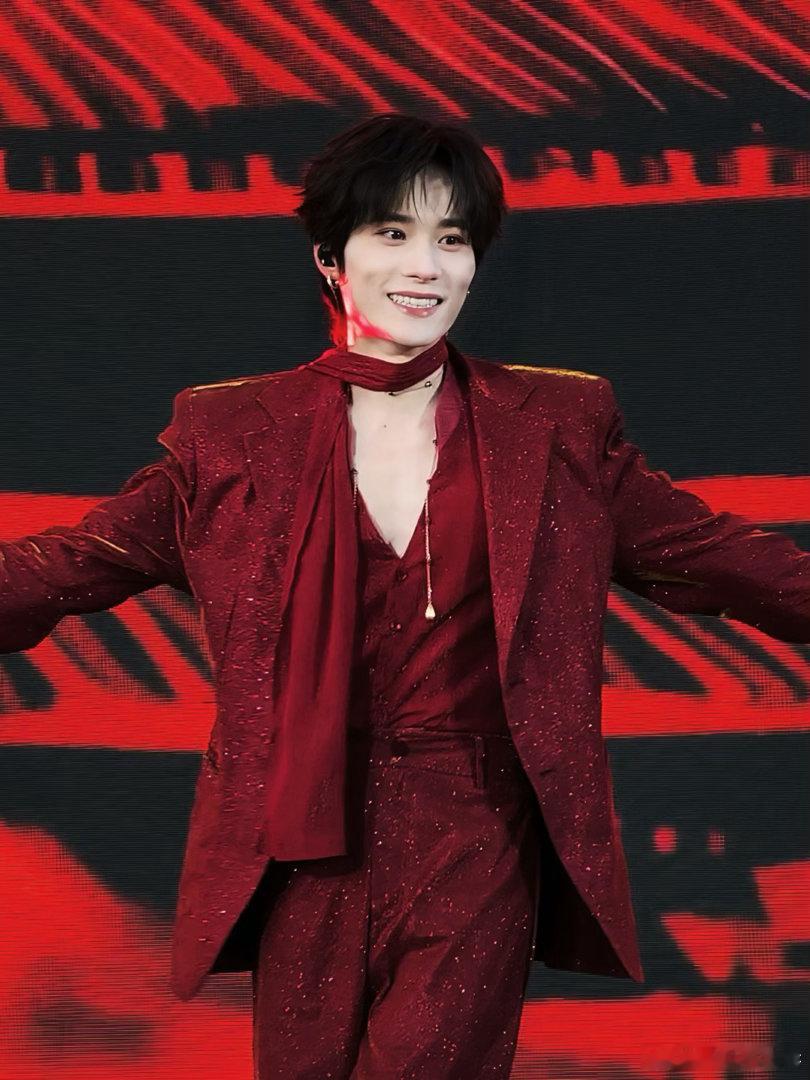 井胧家里有张杰的专辑应援棒和周边国粤无双谁能拒绝真诚追星的人呢💿井胧用心收集张