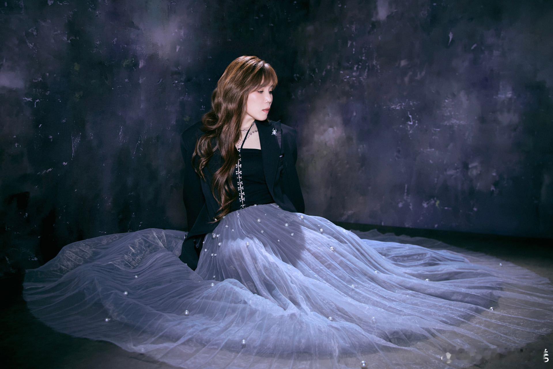 李佳薇粤语唱孤雏 终于懂为什么全网夸！《声生不息》里李佳薇粤语唱《孤雏》，极简舞