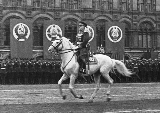 功高震主的朱可夫。
1945年6月24日莫斯科胜利大阅兵上，苏联元帅朱可夫骑着一