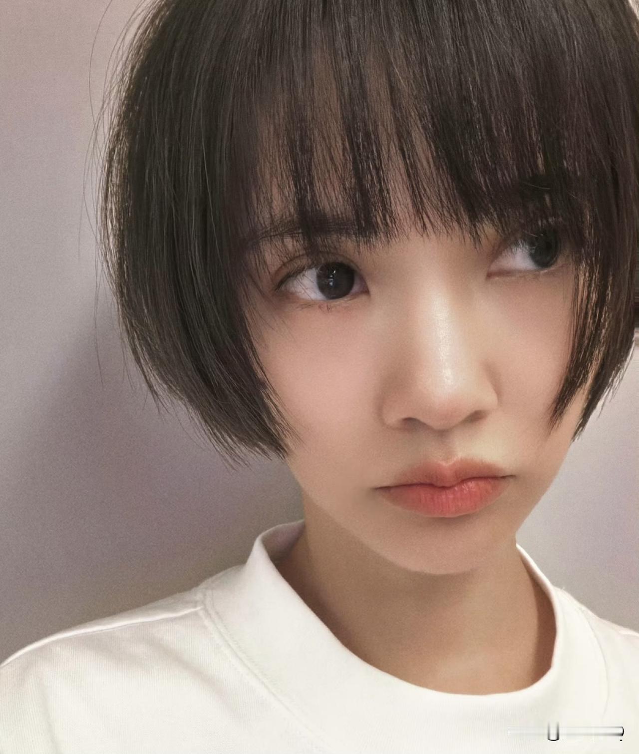 杨丞琳剪了多年前留得短发，又嫩回去了。