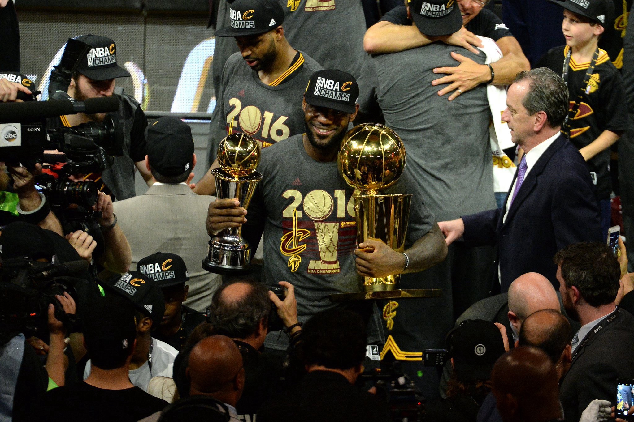 Dave McMenamin：詹姆斯已经让NBA娱乐公司的一支纪录片摄制组为他收