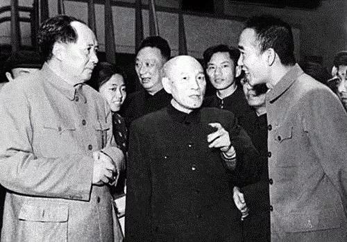 1949年，周总理到傅作义家中做客，突然发现傅作义家中有警卫部队驻扎，他眉头一皱