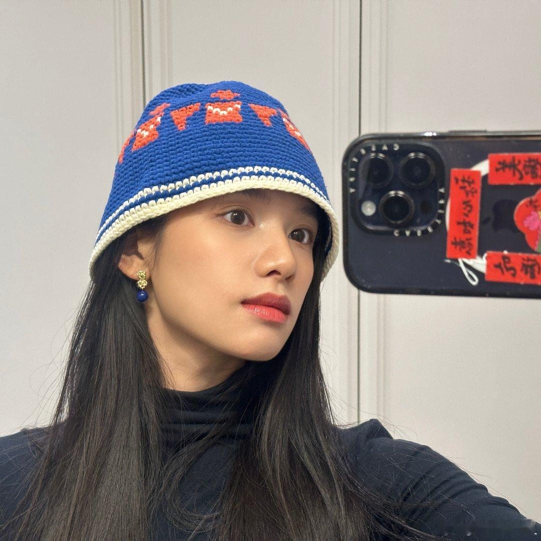 #张婧仪给手机贴春联# 好可爱的张婧仪#张婧仪蓝色帽子配蓝色耳钉# ​​​
