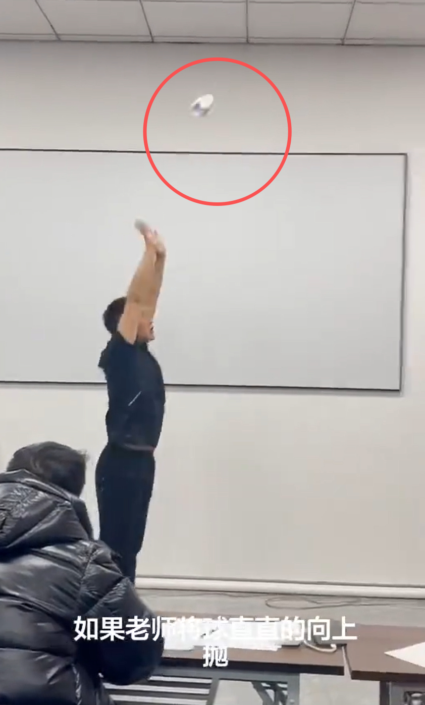 体育老师考教资太尴尬了 感觉就是尬讲啊。。。下面的评审啥感觉 。。去操场拿着球类