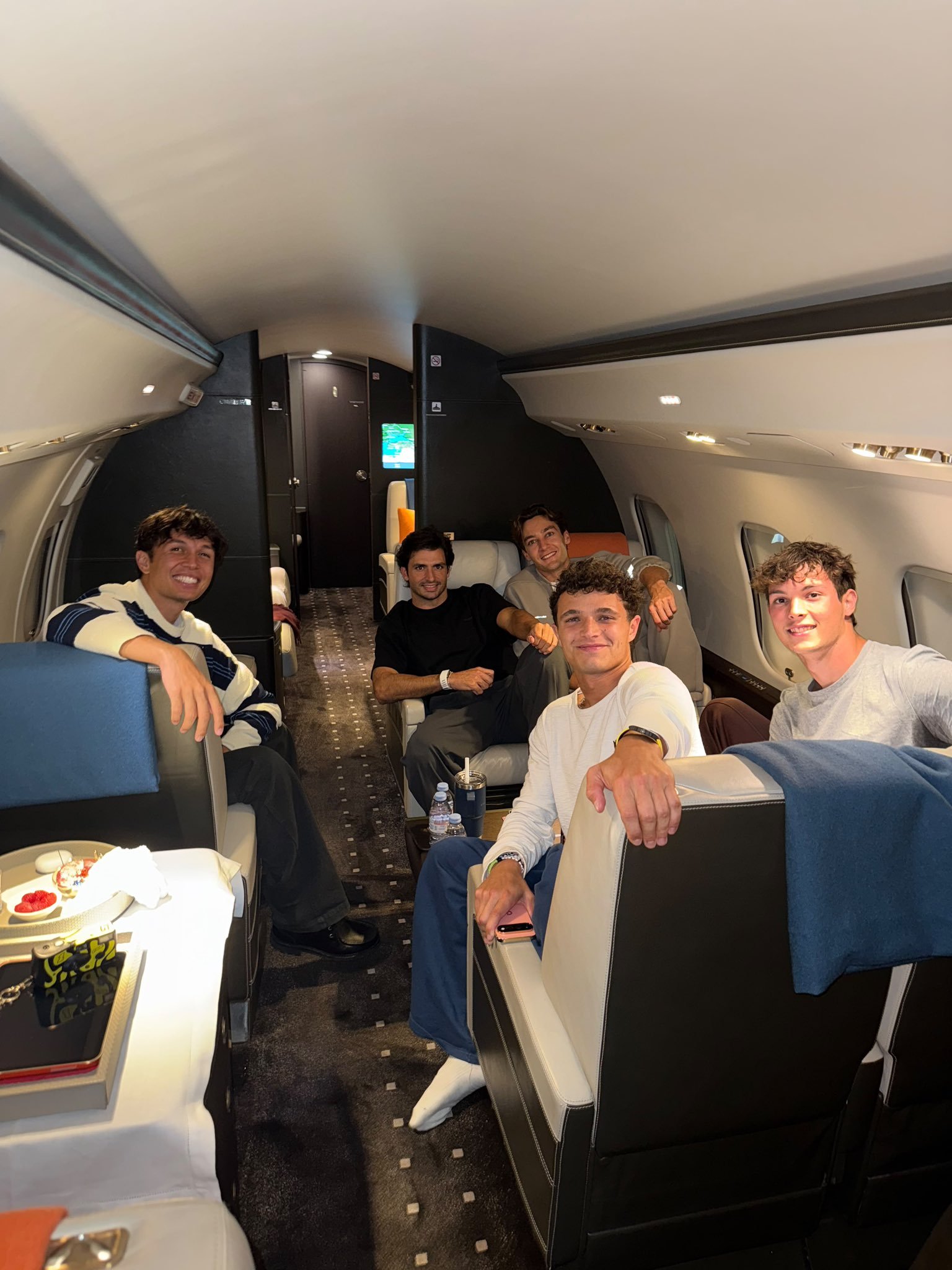 拉塞尔、诺里斯、贝尔曼、塞恩斯、阿尔本一同乘机前往马来西亚✈️F1[超话]202