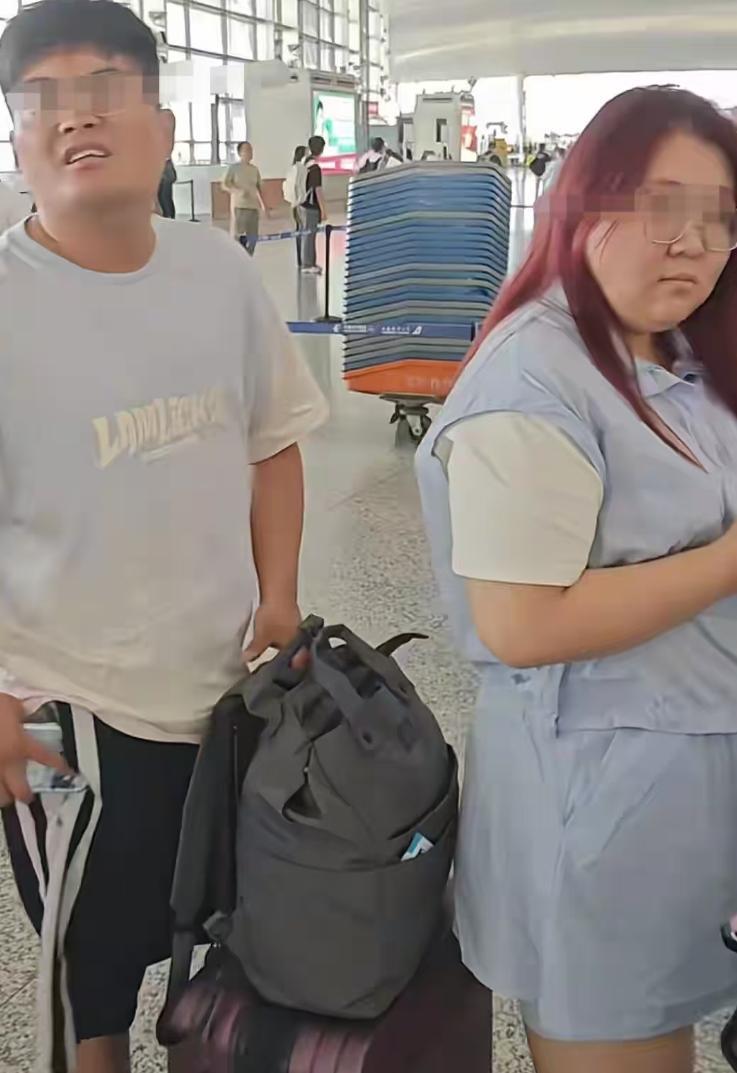 南京机场插队打人一家太嚣张！赔了钱还嘴硬，真把规则当摆设？

人家好好守规矩的在