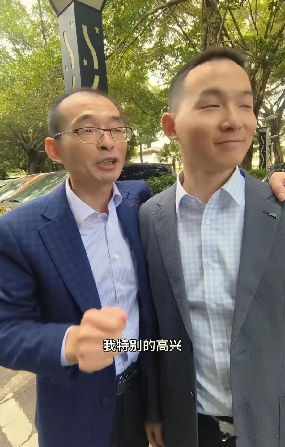 在为谢浩男认亲成功的同时，很多人质疑他妈妈为什么不出镜？有几个版本:
1，说他妈