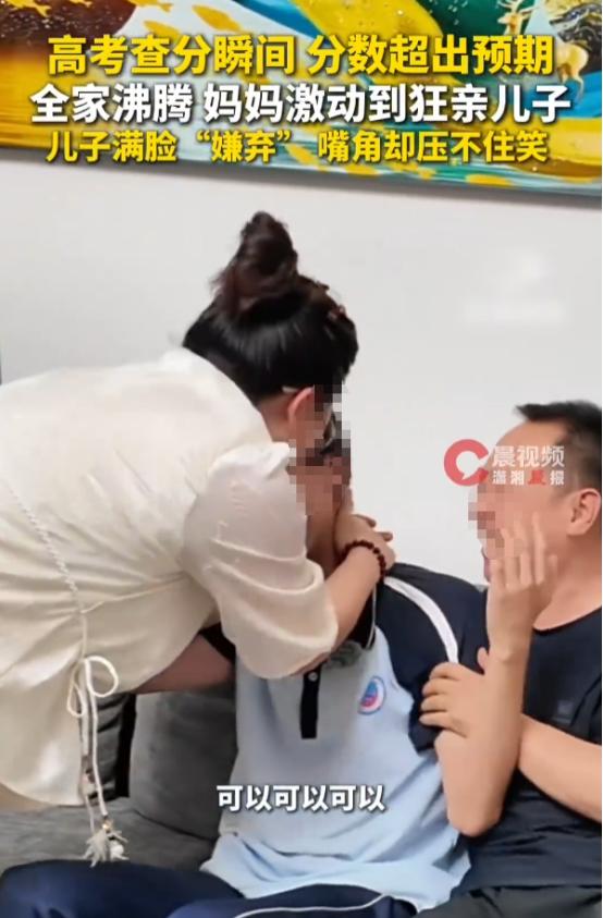 6月23日包头高考出分，考生张哲语一家人守在电脑前查成绩，看到分数的瞬间全家激动