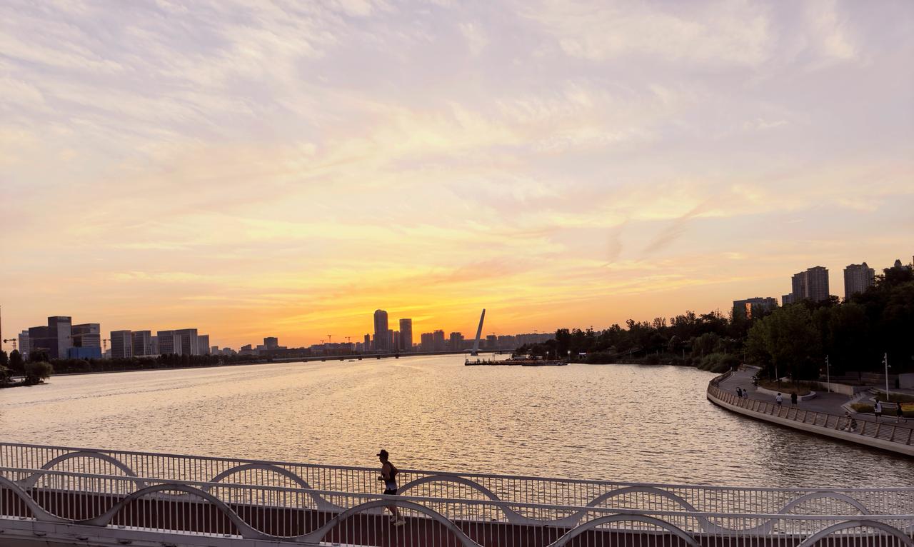生活如同这夕阳，匆忙时是跑道，遐想时是风景——持有初心，何惧路长！