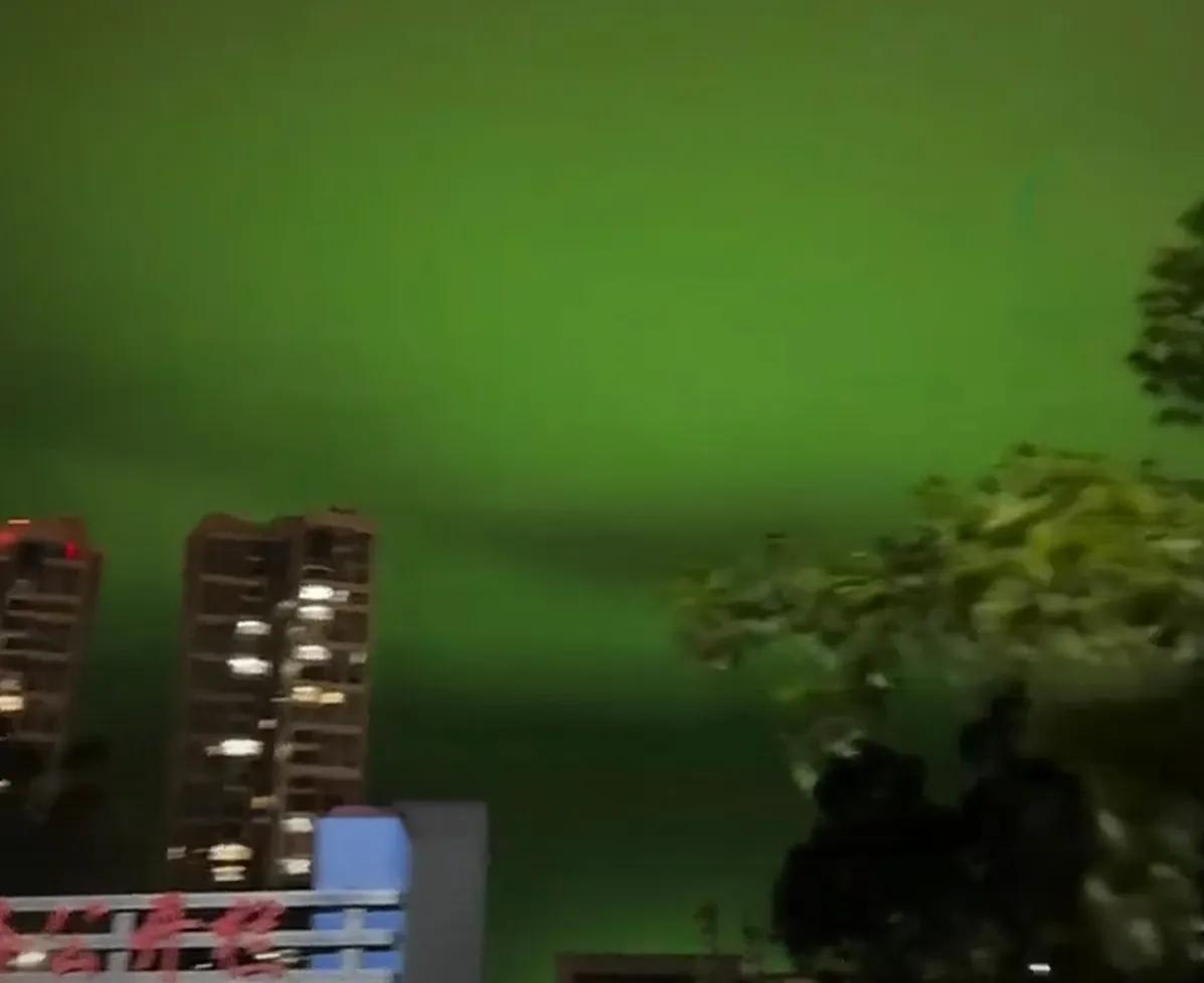 泉州深夜天空被拍到出现诡异绿色，虚惊一场后原来是有人刻意如此！

这起“诡异”事