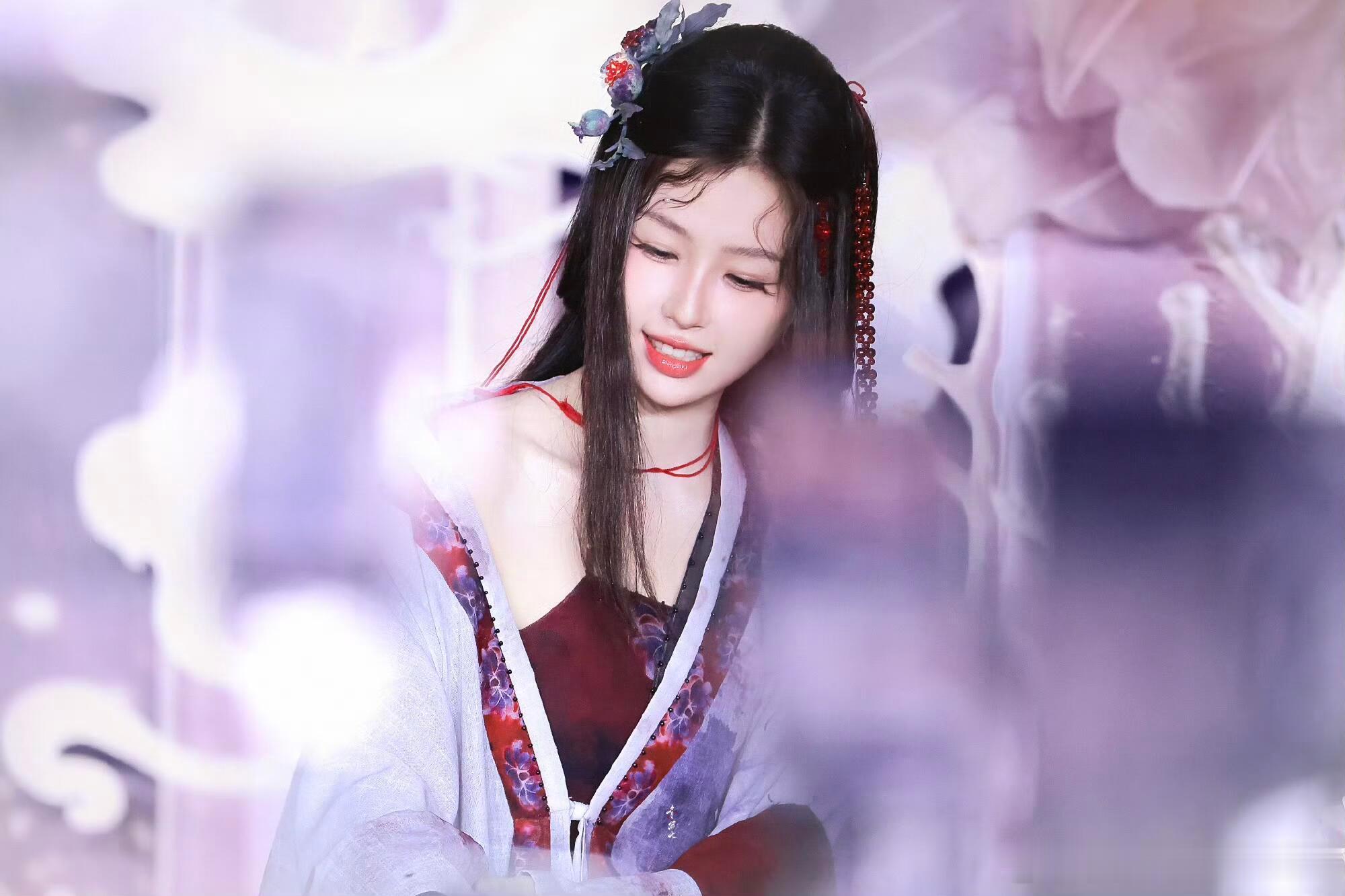 虞书欣好媚 内娱独一份的甜媚气质，演蚌精风情万种，连熬夜研读剧本都能琢磨出自带补