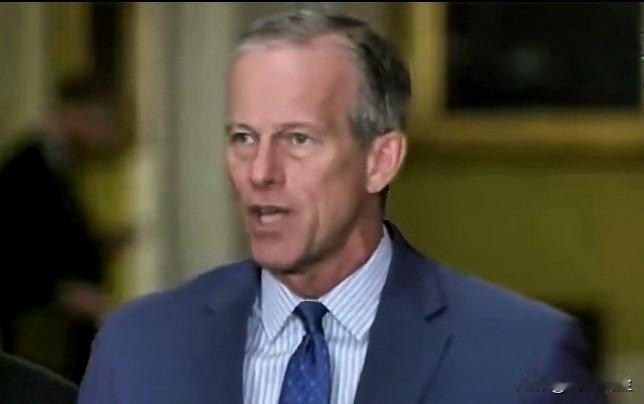 记者:“鲍威尔也正被刑事调查。你还能说司法部没被“武器化”吗？”

参议院多数党