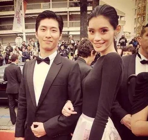 当年奚梦瑶和窦骁一张合影，后来的他们男的成了何超莲的老公，女的成了何猷君老婆。窦