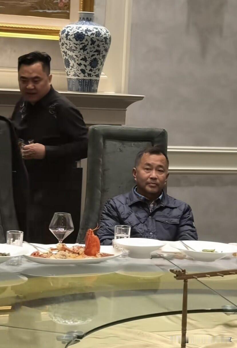 这一位长相圆润，比较有福相的男士是谁，他坐在这么一桌好吃的餐桌上怎么一脸的严肃，