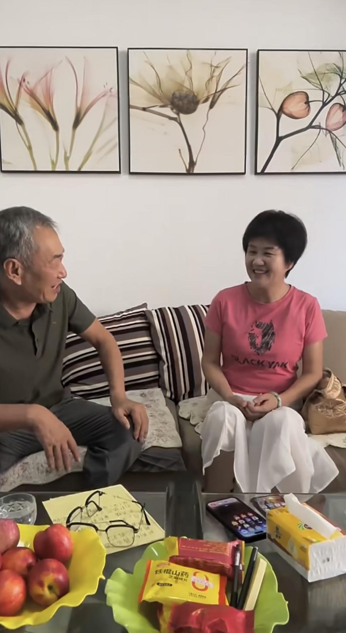住家保姆来应聘，
老头反复在盘问。
总是害怕被诈骗，
…………………………
请你