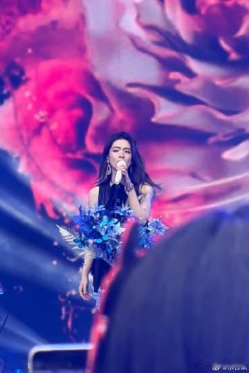 陈昊宇彩排照 泡泡岛现场彩排照来了，陈昊宇小眠酷帅十足，每一个动作都充满律动感，