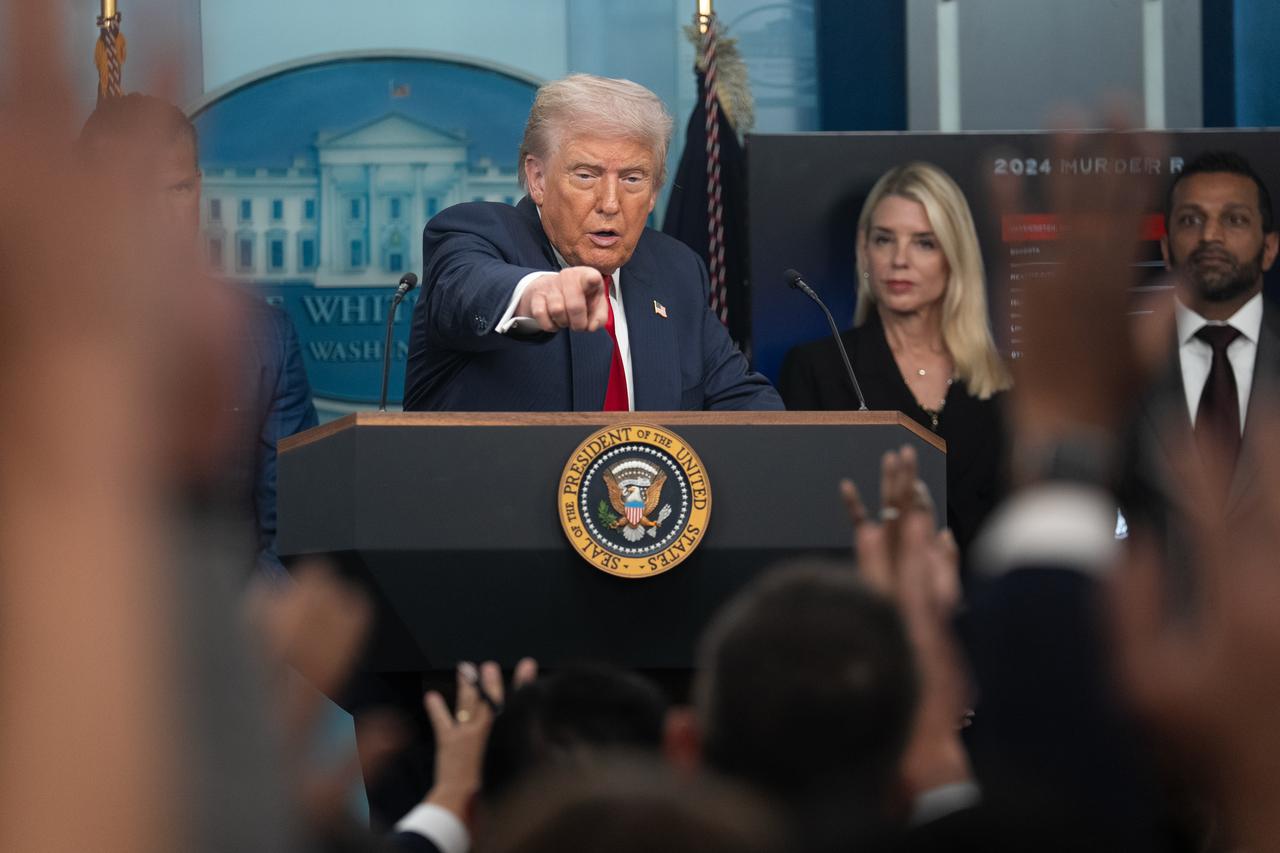 欧洲死咬格陵兰岛不放，特朗普的报复来了，没想到这么猛

管闲事，落不是，欧洲为丹